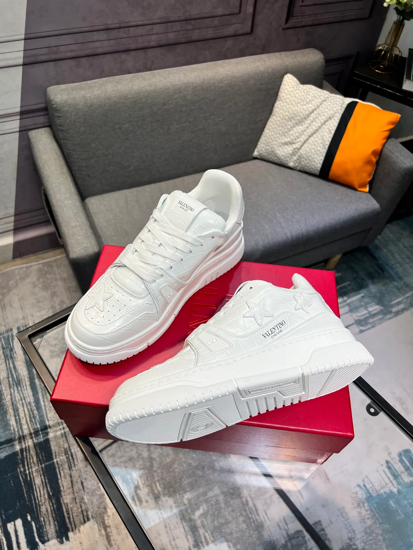 Men's Men's Shoes 💰660 Valentino 2023 early autumn new star shoes are now online! Wang Hedi and Ren Jialun have been worn by many celebrities. Who can refuse the same couple shoes as Wang Hedi! The design of Stars Stab My Heart is cool and spicy. The material of the shoes is cowhide, and every color is beautiful! Size 35-40, men’s size 39-44 (women’s 41, men’s 38, 45🉑️customized)